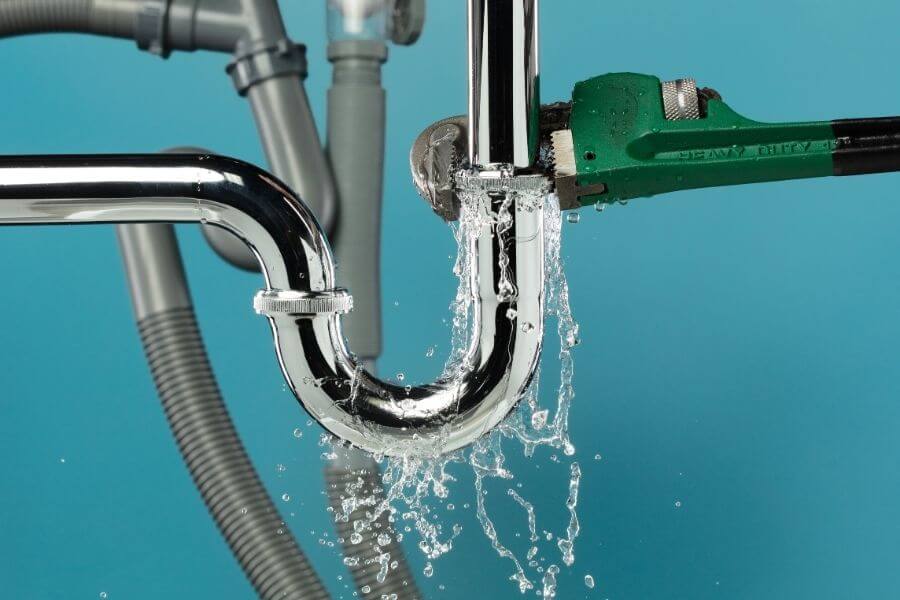 פיצוץ בצנרת בדירה שכורה